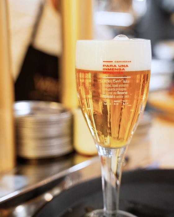 Cerveza fría y picoteo gourmet en Vales Gourmet A Coruña
